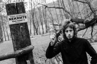 Troufne si tu snad ještě někdo krmit koně?