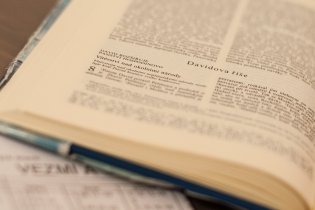 Tom dohání biblický skluz