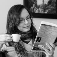 Lenka si čte o krásách života bez plenky