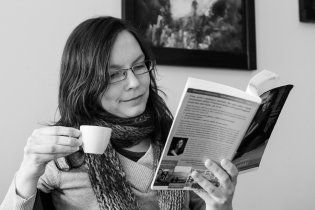 Lenka si čte o krásách života bez plenky