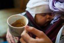 Znalci samozřejmě podle designu šálku poznají, že Verunka nasává hipsterskou atmosféru ve Tři ocásci