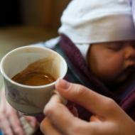 Znalci samozřejmě podle designu šálku poznají, že Verunka nasává hipsterskou atmosféru ve Tři ocásci