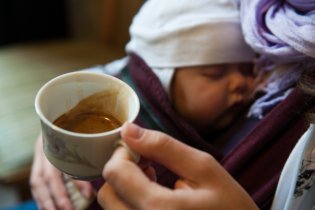 Znalci samozřejmě podle designu šálku poznají, že Verunka nasává hipsterskou atmosféru ve Tři ocásci