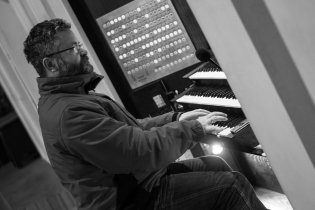 Petr Kolař válí - podle prstokladu to bude zřejmě nějaká fuga