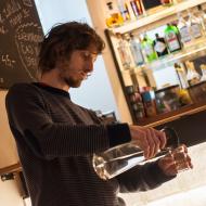 Tom si nalévá čisté vody do obligátní retroskleničky v Café Flexaret