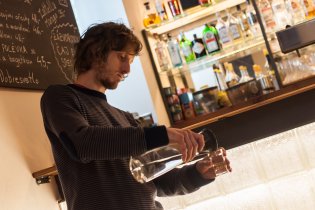 Tom si nalévá čisté vody do obligátní retroskleničky v Café Flexaret
