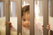 Verunka, koupajíc se v v ranním slunci, dohlíží, abychom nezapomněli zabalit žádnou z jejích oblíbených plenek