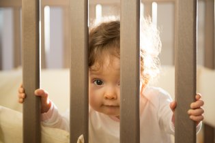 Verunka, koupajíc se v v ranním slunci, dohlíží, abychom nezapomněli zabalit žádnou z jejích oblíbených plenek