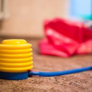 Nezbytná uspávací pomůcka, problém může nastat, pokud doma zapomenete špunt