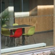 Vzpomínka na studentská léta, na tomto stolku Tom opisoval všechny domácí úkoly