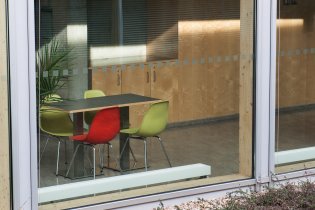 Vzpomínka na studentská léta, na tomto stolku Tom opisoval všechny domácí úkoly