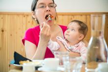 Není toto dítě náhodou už zralé na příkrmy?