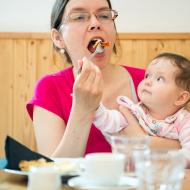 Není toto dítě náhodou už zralé na příkrmy?