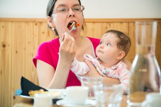 Není toto dítě náhodou už zralé na příkrmy?