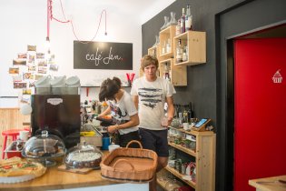 Kmitající obsluha v Café Jen