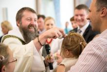 Otec Michal si křtiny opravdu užívá