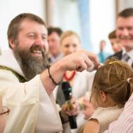 Otec Michal si křtiny opravdu užívá