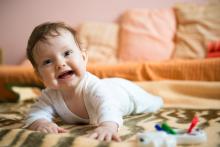 Verunka neskrývá radost z krásné deky, kterou si přivezla z Prahy