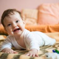 Verunka neskrývá radost z krásné deky, kterou si přivezla z Prahy