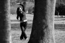 Lenka se snaží protahováním vylepšit svou kachní chůzi