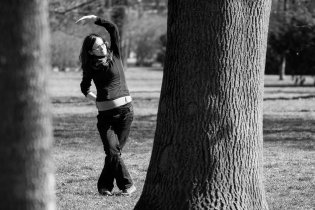 Lenka se snaží protahováním vylepšit svou kachní chůzi