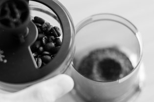 Je libo ručně mletou brazilskou kávičku?