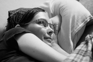 Lenča zaujatě sleduje hudební pořad s naším oblíbeným ne