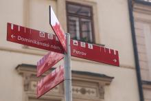 Lenča mezitím vyrazila na Petrov