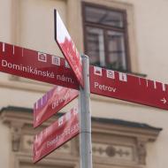 Lenča mezitím vyrazila na Petrov