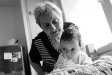 Prababička kontroluje, jestli Verunka pase ve správném úhlu