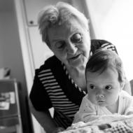 Prababička kontroluje, jestli Verunka pase ve správném úhlu