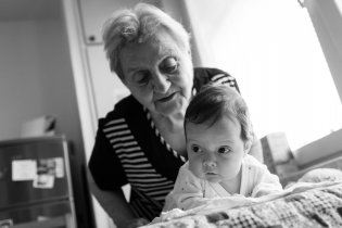 Prababička kontroluje, jestli Verunka pase ve správném úhlu