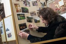 Tom se ve svých 31 letech konečně dočkal vysněné funkce - nástěnkáře v katedrále