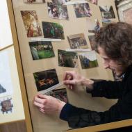 Tom se ve svých 31 letech konečně dočkal vysněné funkce - nástěnkáře v katedrále