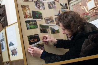 Tom se ve svých 31 letech konečně dočkal vysněné funkce - nástěnkáře v katedrále