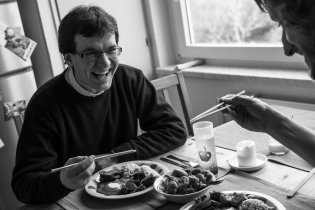 Katolický kněz jí čínskými hůlkami - hlavně to neříkejte otci biskupovi!