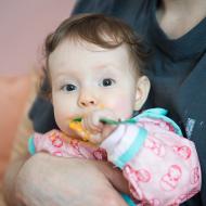 Verunka se krmí zásadně sama, ztráty kašičky jsou povoleny