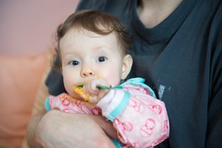 Verunka se krmí zásadně sama, ztráty kašičky jsou povoleny