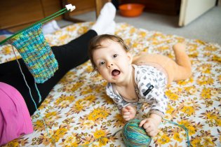 Mamííí, kdy už ta šála bude hotová? Potřebuji něčím zakrýt ten děsně velký výstřih!