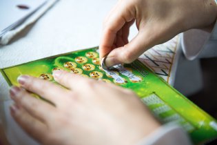 Šest stromečků = výhra 100 kč = cena losu, sláva!