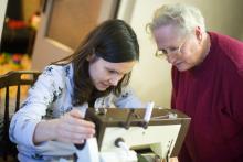 Rychlozasvěcení do tajů suprprogramovatelného šicího stroje Veritas, ročník 1986