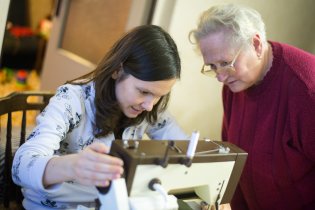 Rychlozasvěcení do tajů suprprogramovatelného šicího stroje Veritas, ročník 1986