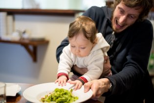 Verunka na jídlo zatím moc není, ale kaviár ji zaujal
