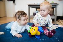 Léňa si není úplně jistá, že chce s Verunkou sdílet zpívajícího šneka