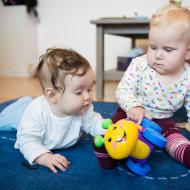 Léňa si není úplně jistá, že chce s Verunkou sdílet zpívajícího šneka