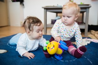 Léňa si není úplně jistá, že chce s Verunkou sdílet zpívajícího šneka
