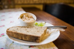 Domácí kváskový chleba s domácí paštikou u Babinského