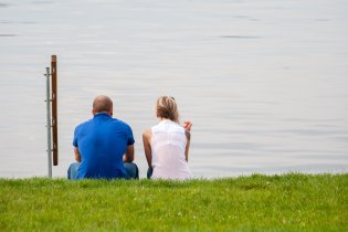 Pozorujeme lidi na odpolední procházce u přehrady