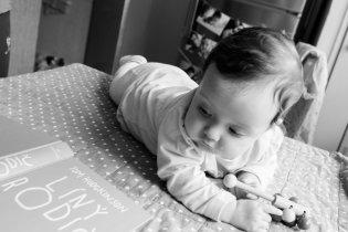 Verunka by se ráda naučila číst, aby věděla, co to na ni zas budou rodiče zkoušet