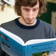 Tom si čte o tom, co všechno dělal celý život v komunikaci špatně